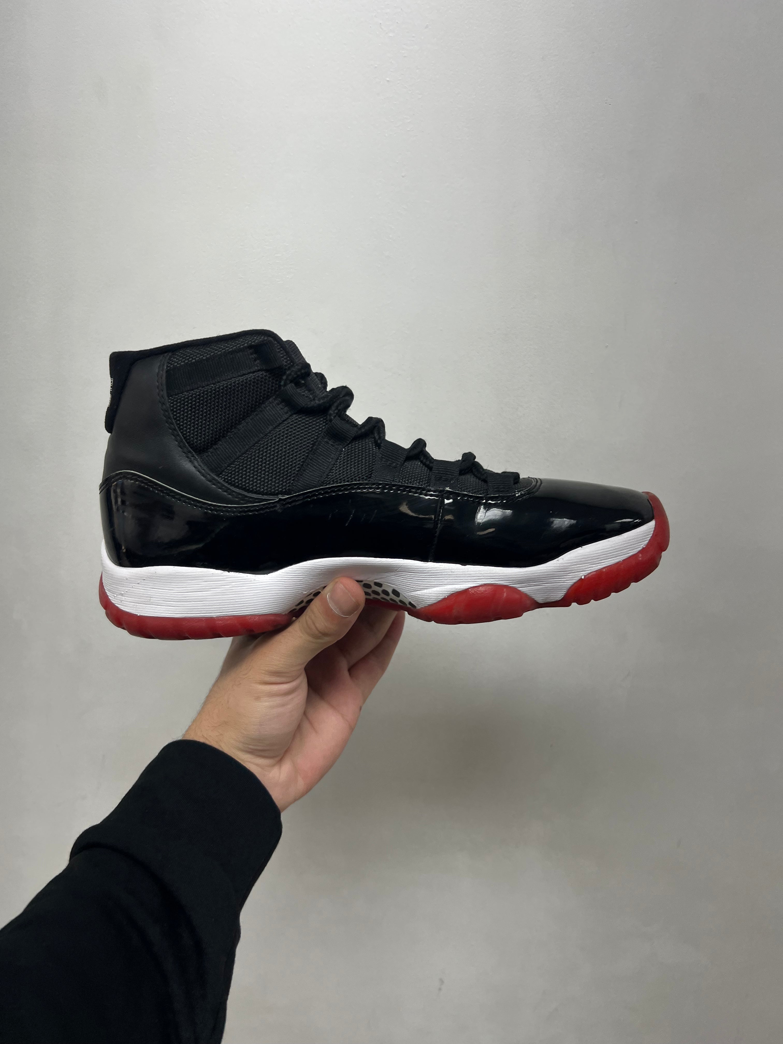 Jordan 11 Bred Sneakers