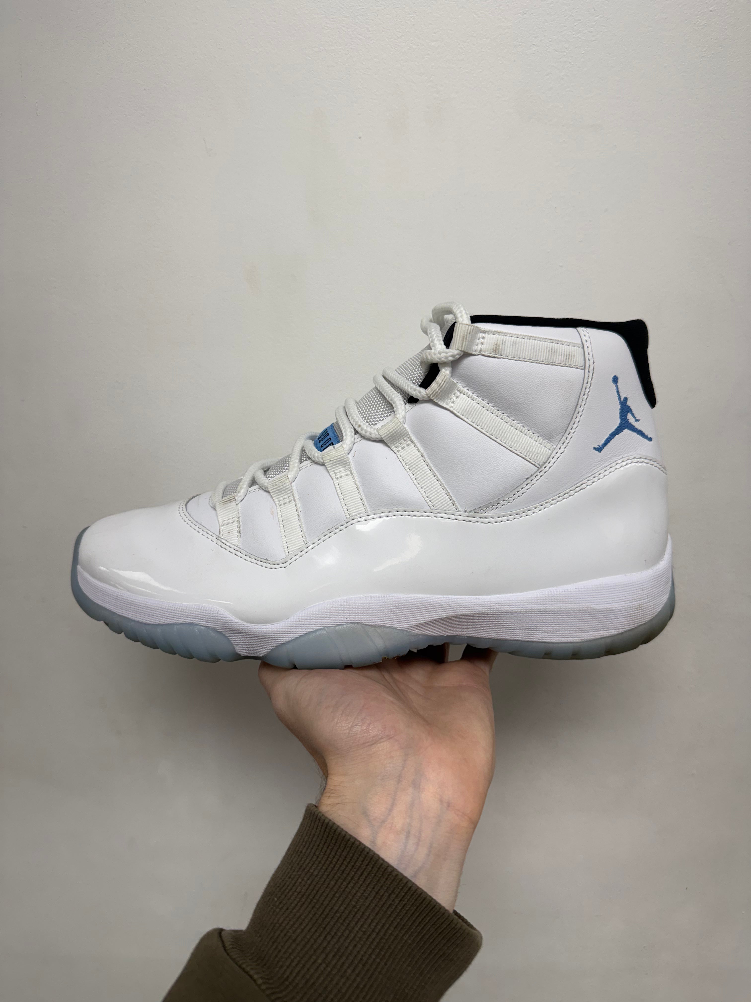 Jordan 11 Legend Blue Sneakers