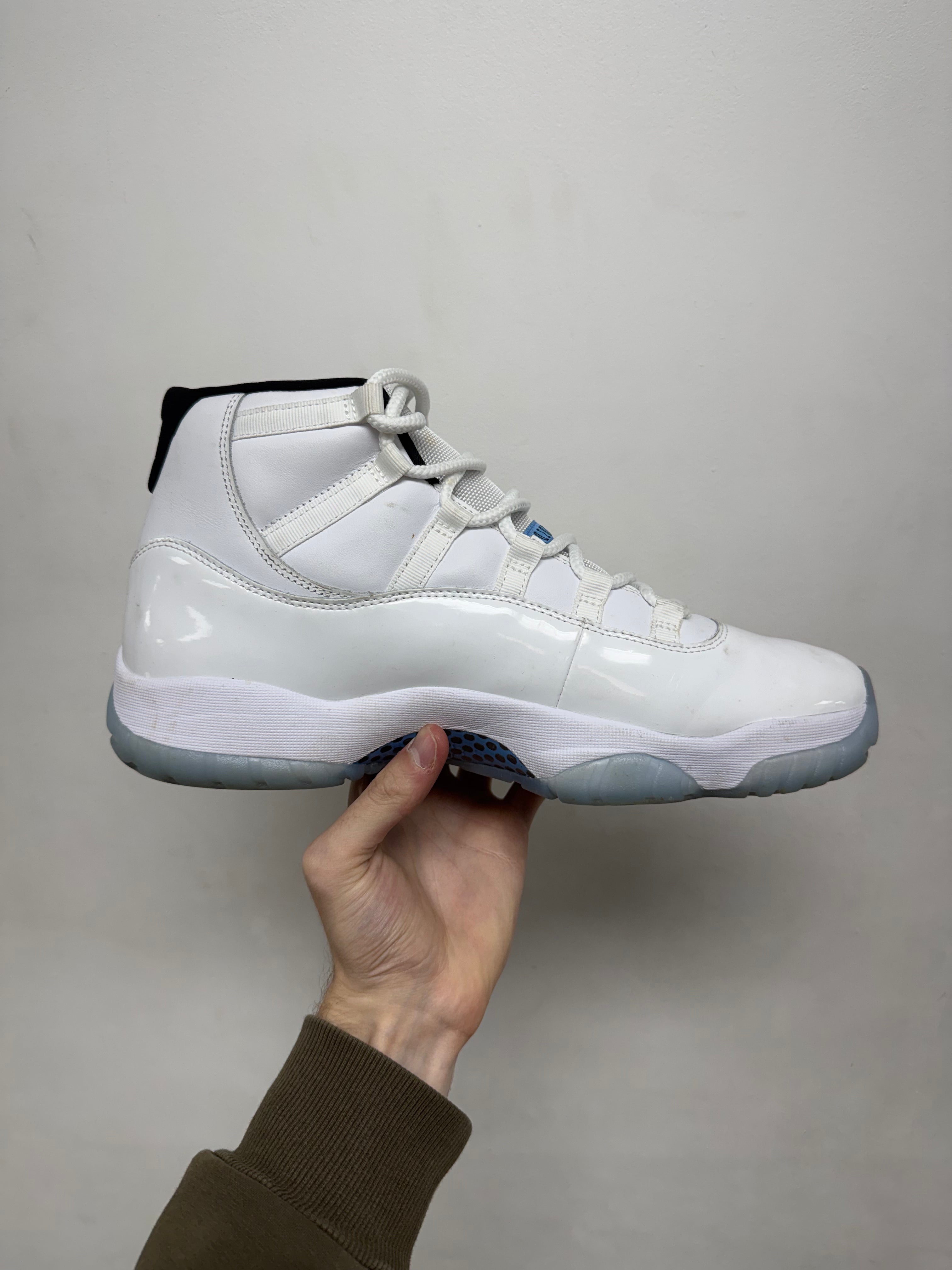 Jordan 11 Legend Blue Sneakers