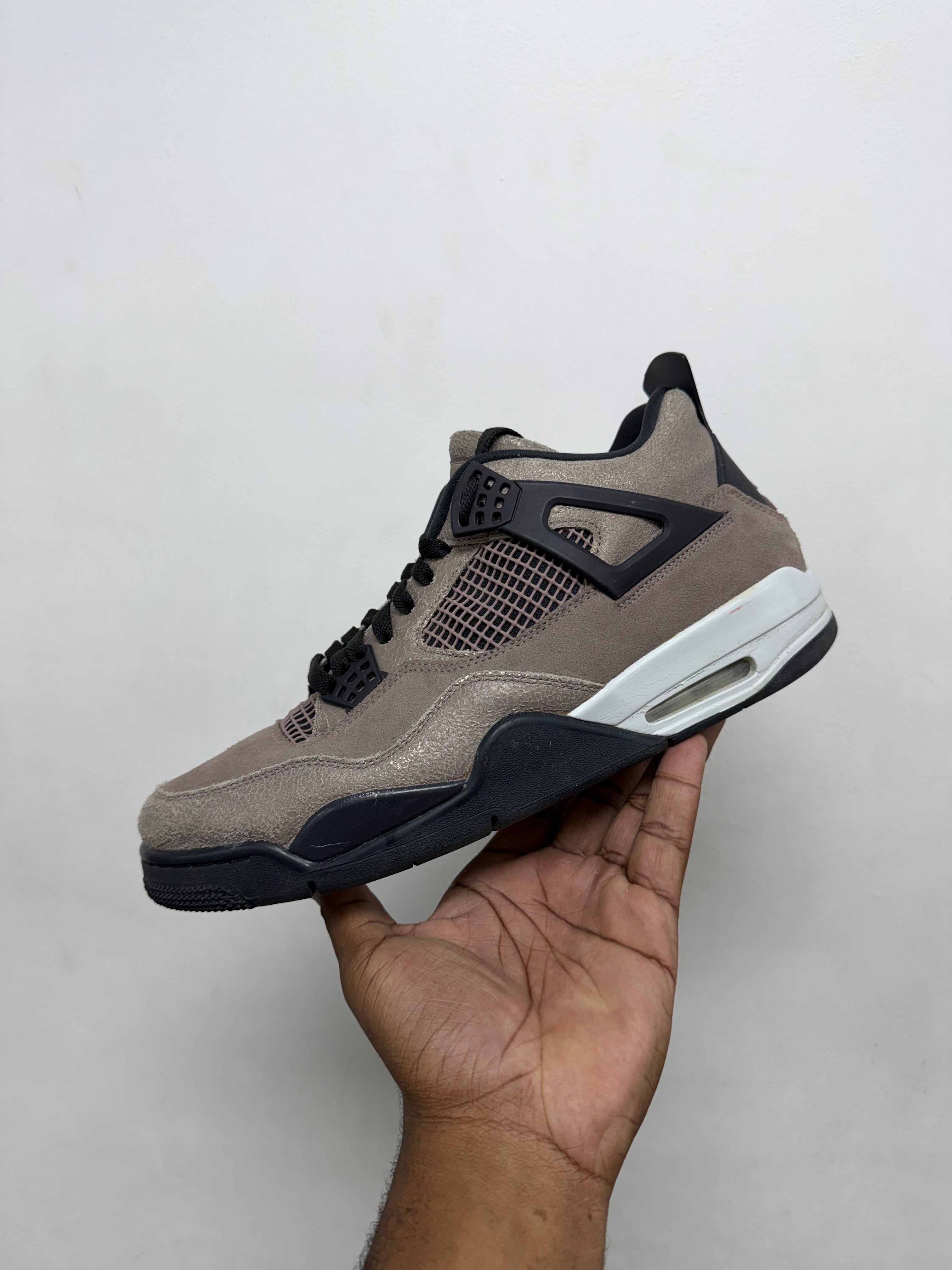NIke Jordan 4 Taupe Haze Sneakers