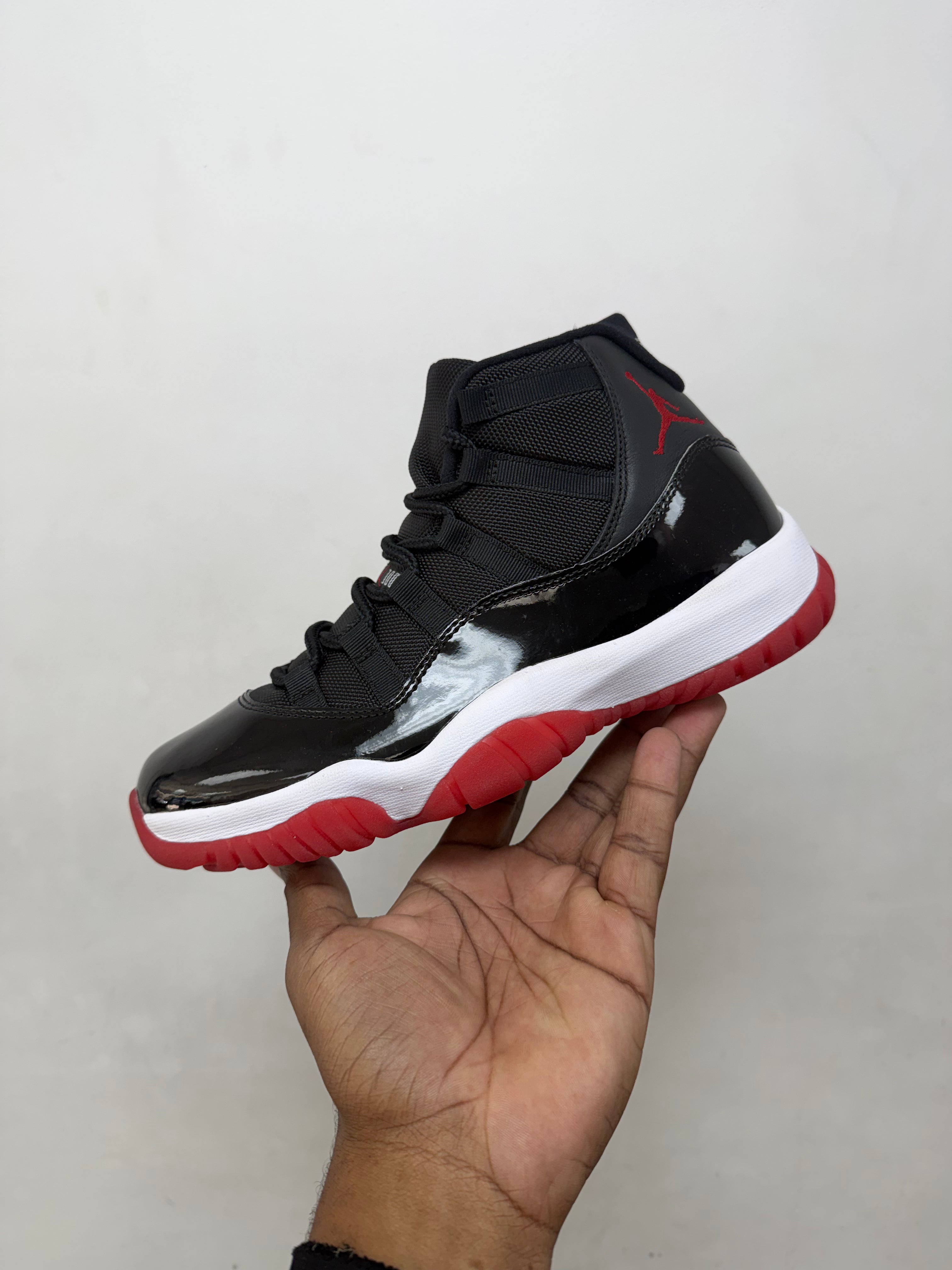 Jordan 11 Bred Sneakers