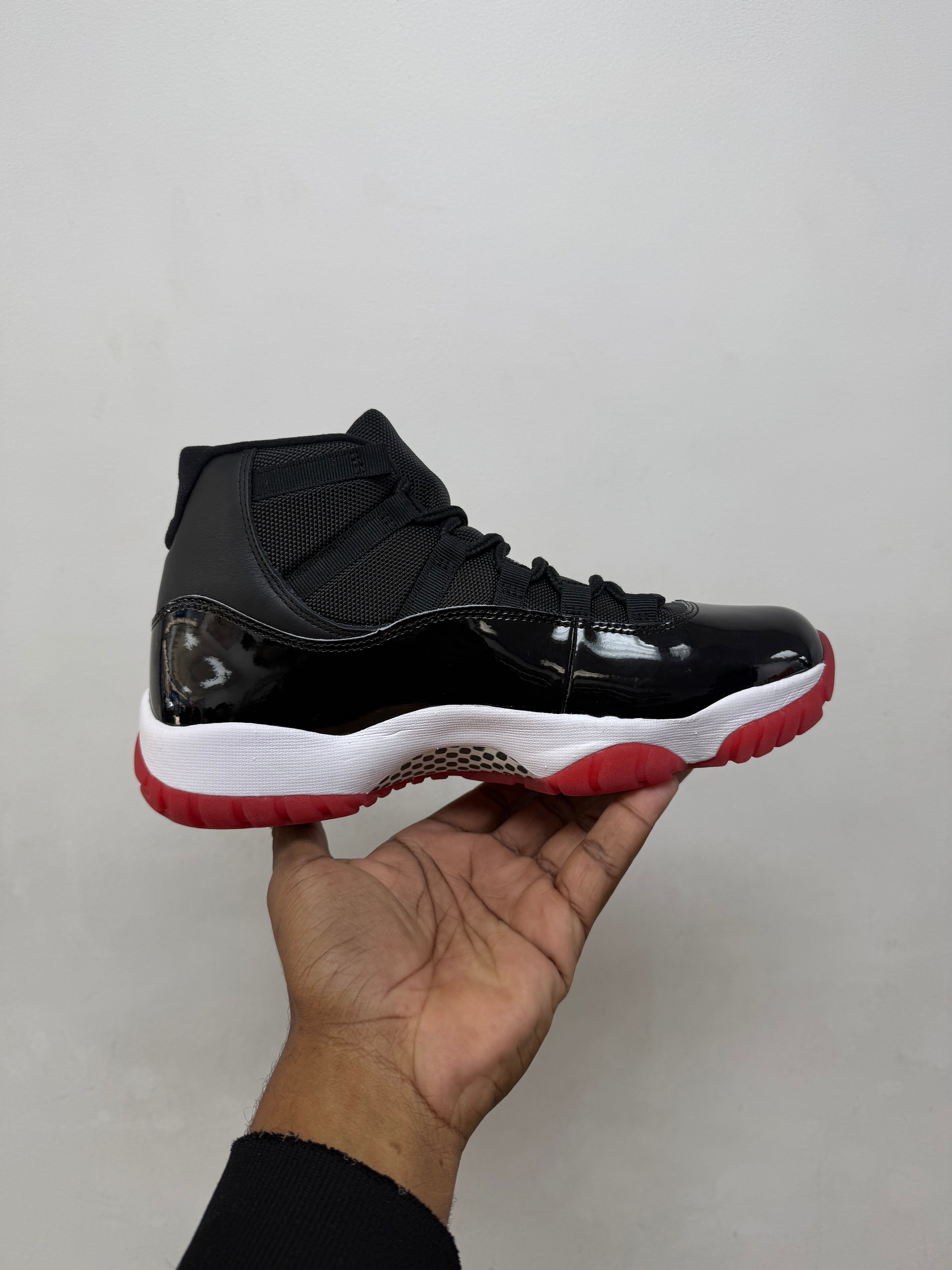 Jordan 11 Bred Sneakers