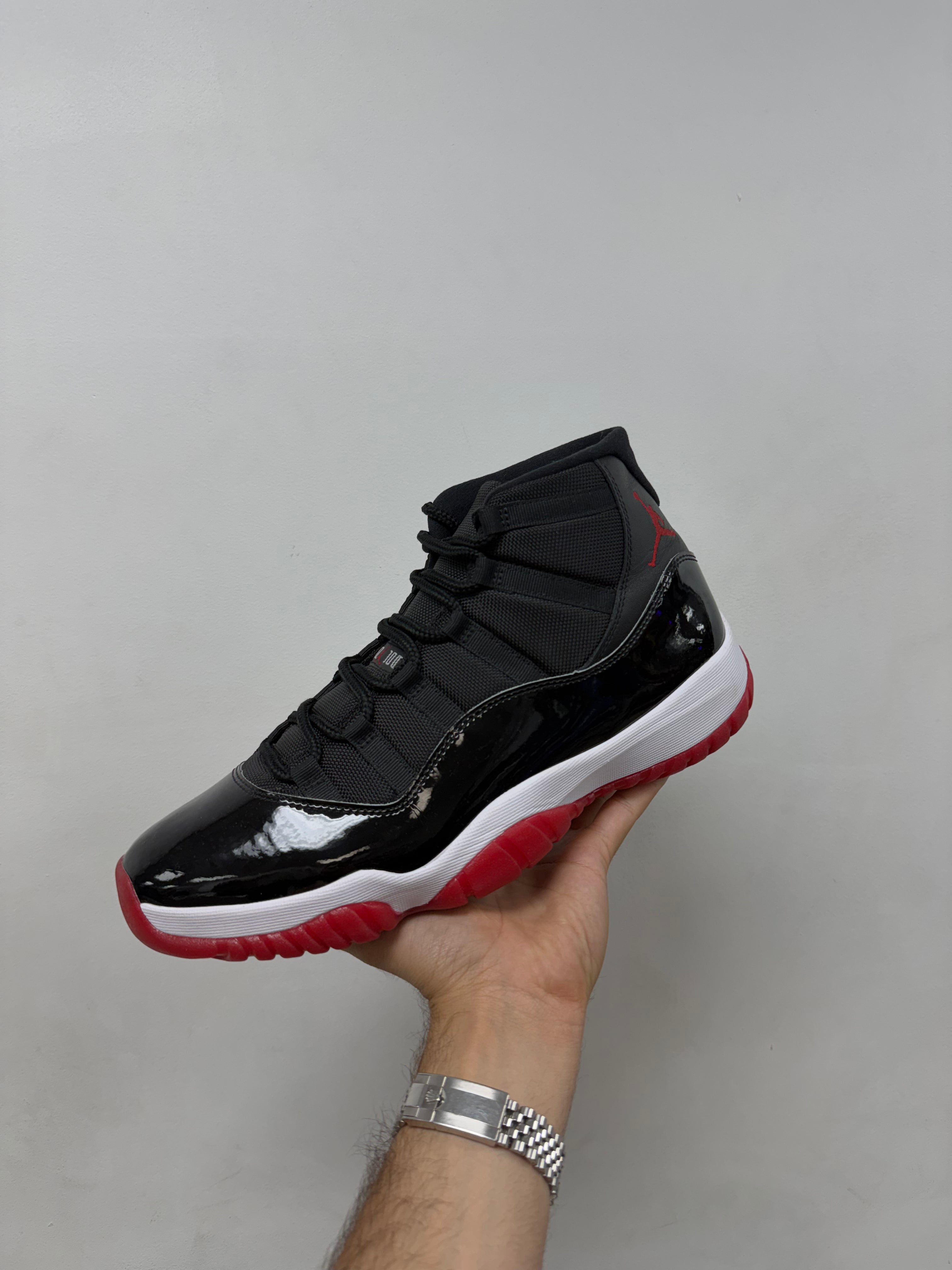 Jordan 11 Bred Sneakers