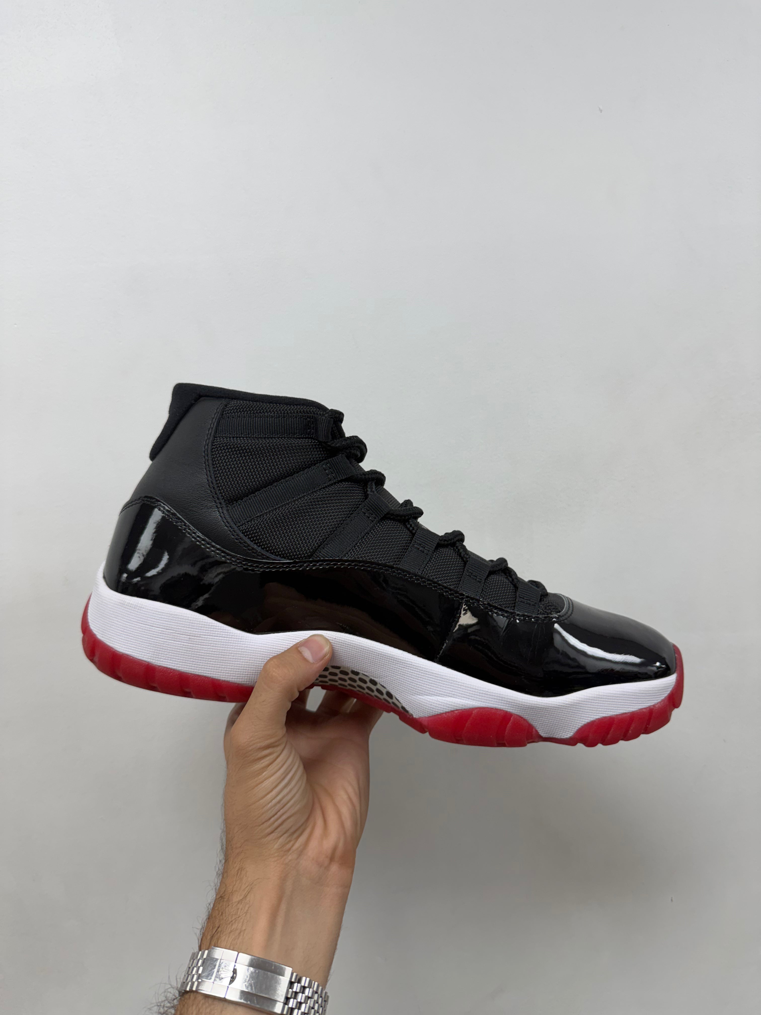 Jordan 11 Bred Sneakers