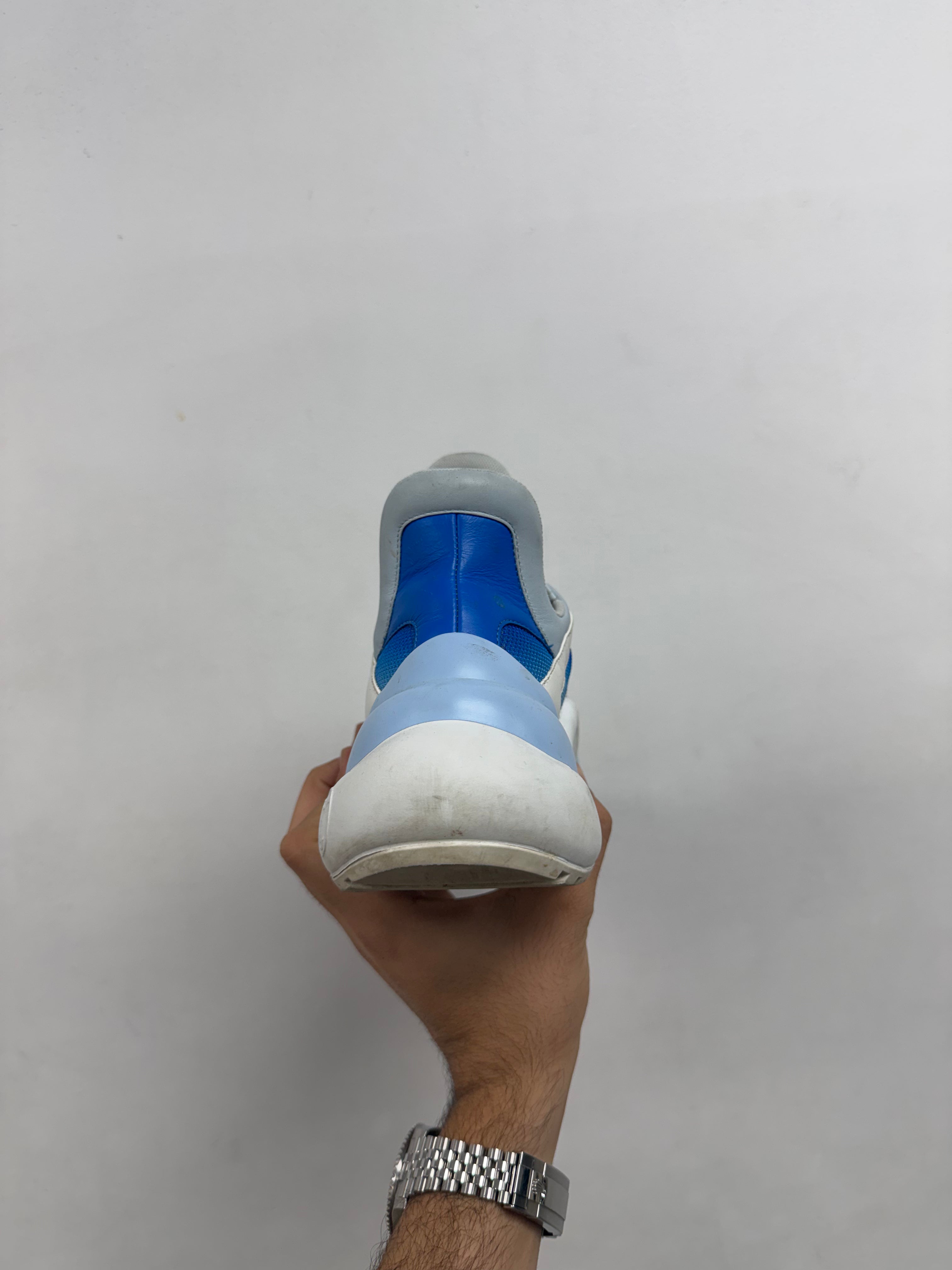 LV Archlight Sneaker White Baby Blue Used 37.5 N/A
