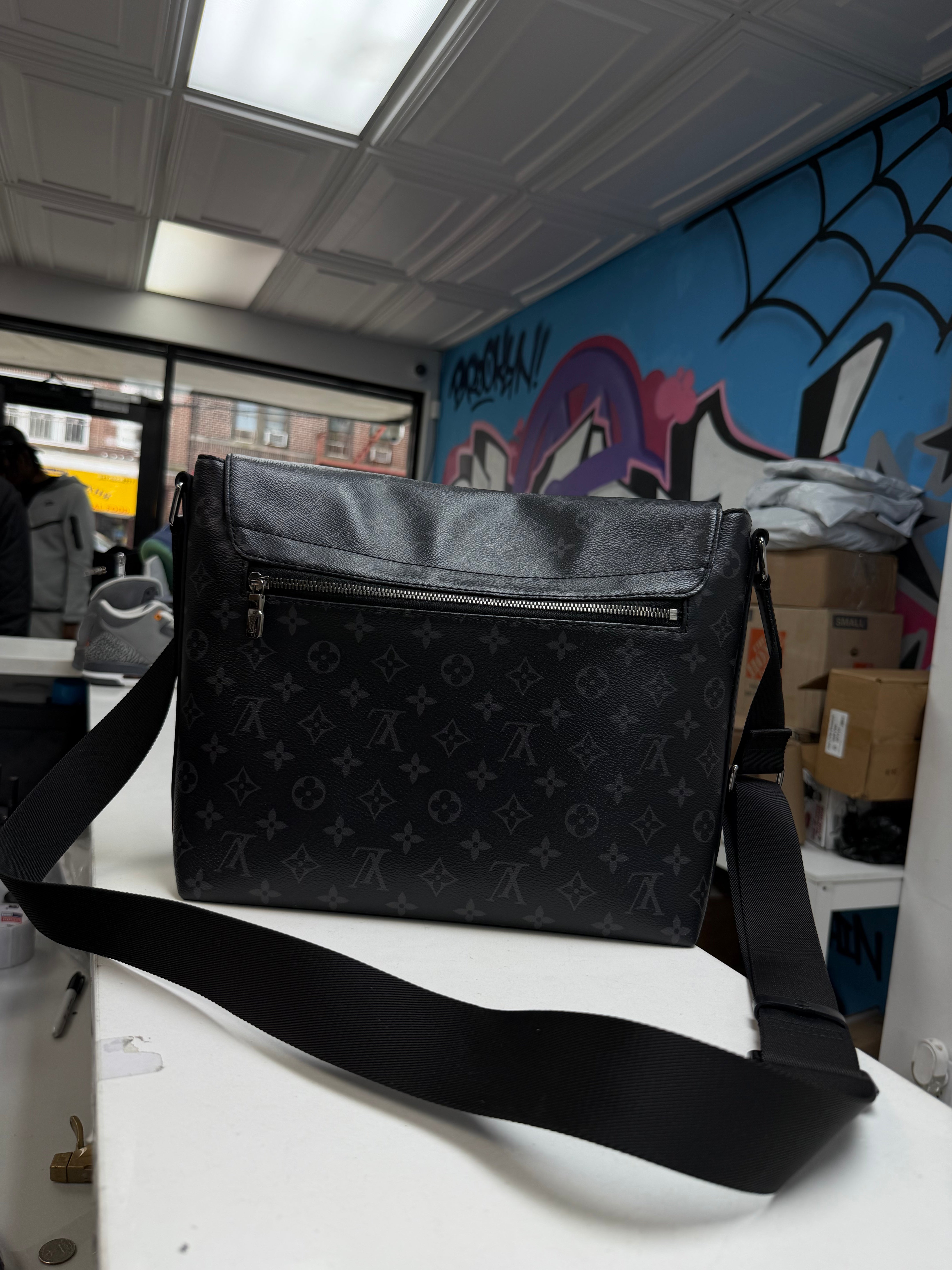 Louis Vuitton District PM Messnger Bag