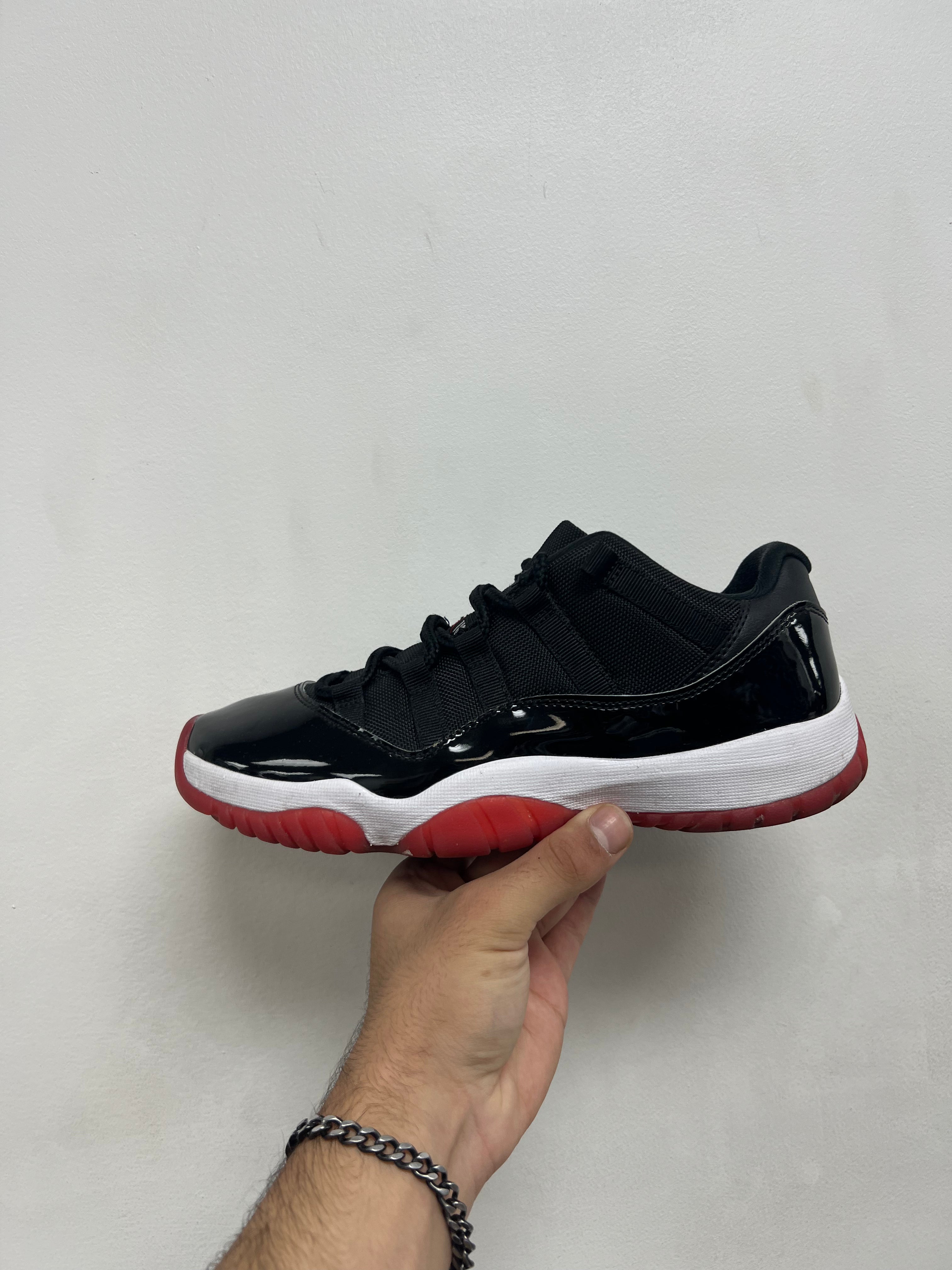 Jordan 11 Low Bred Sneakers