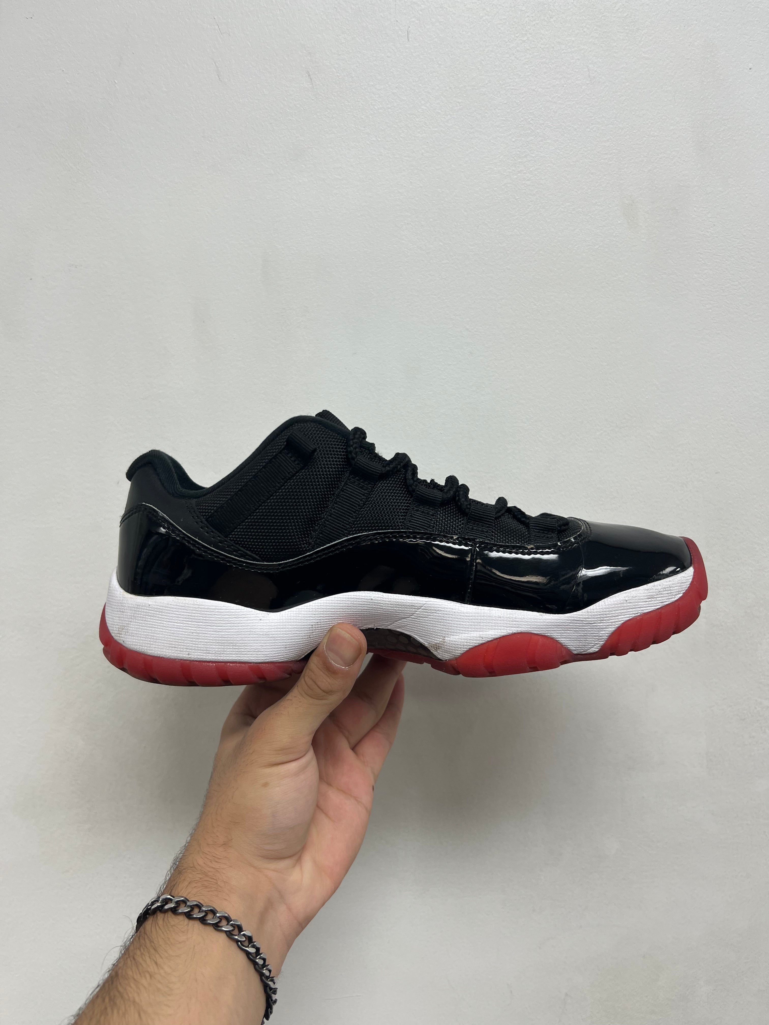 Jordan 11 Low Bred Sneakers