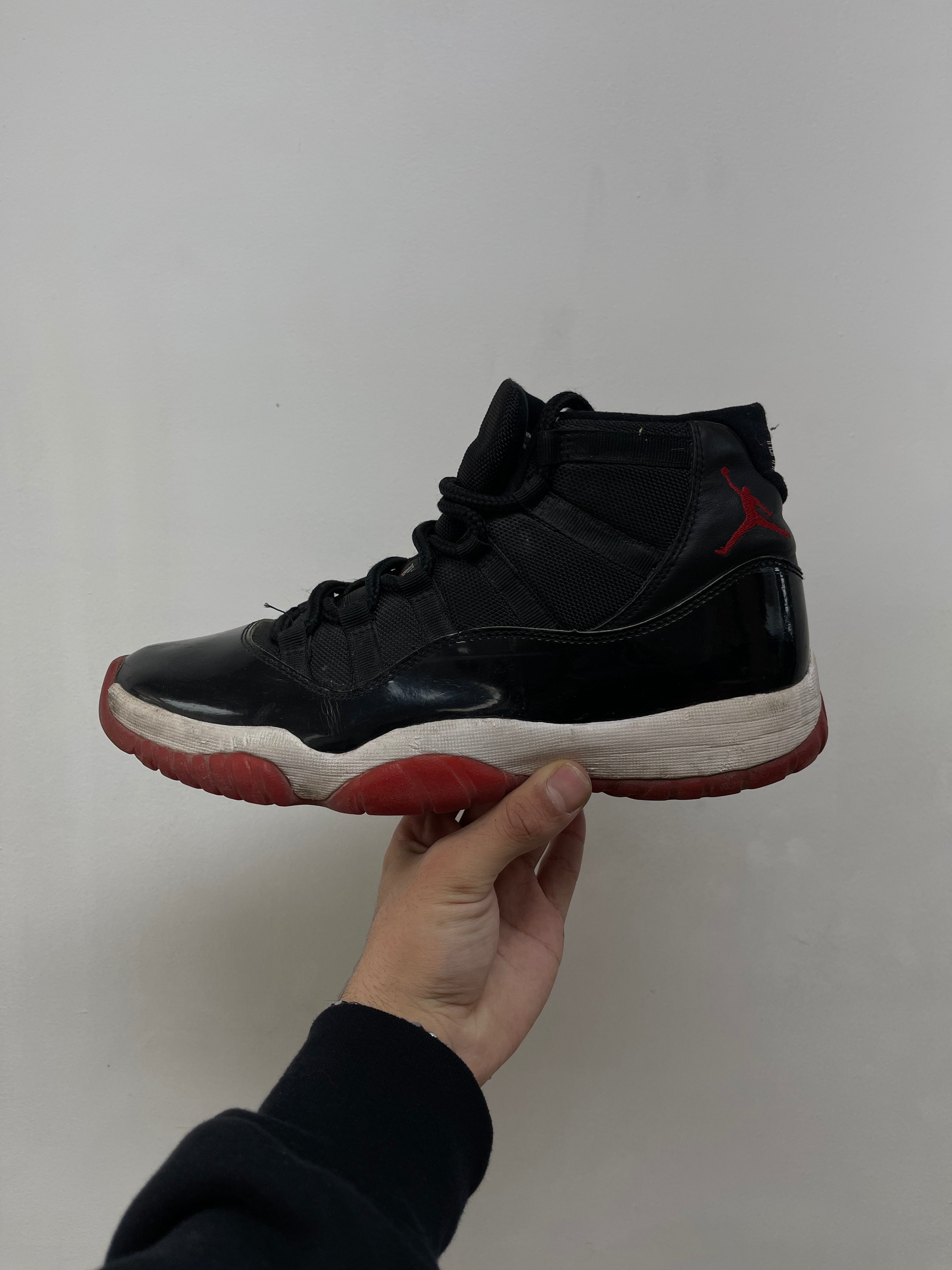 Jordan 11 Bred Sneakers