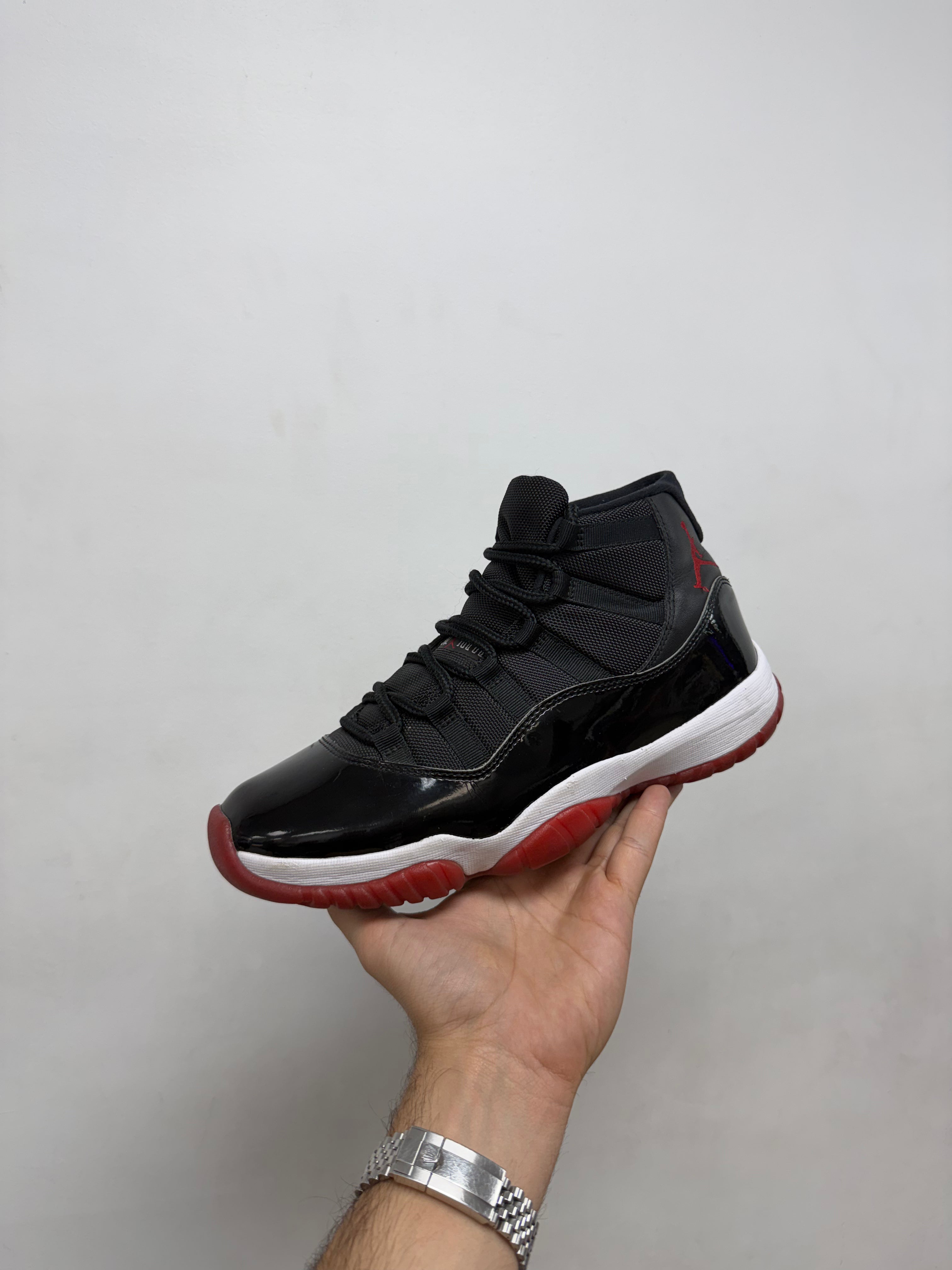 Jordan 11 Bred Sneakers