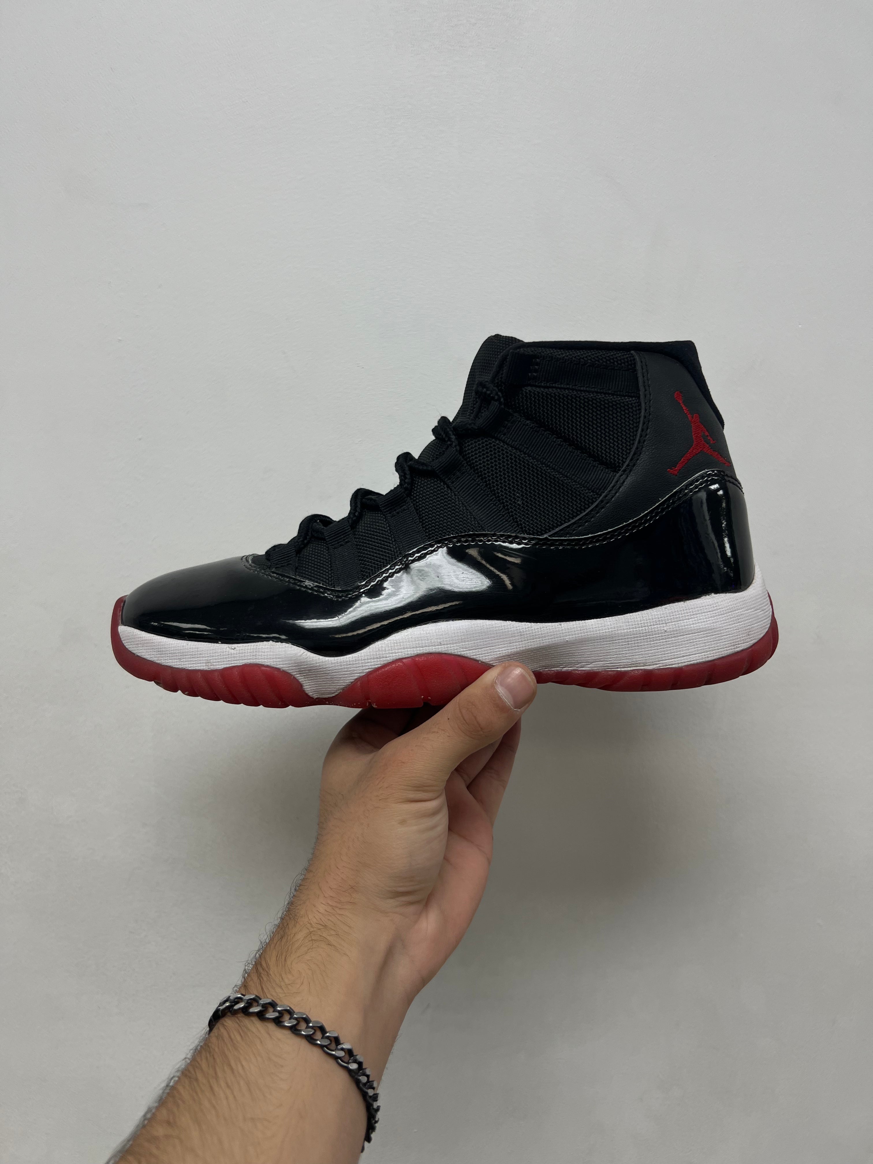 Jordan 11 Bred Sneakers