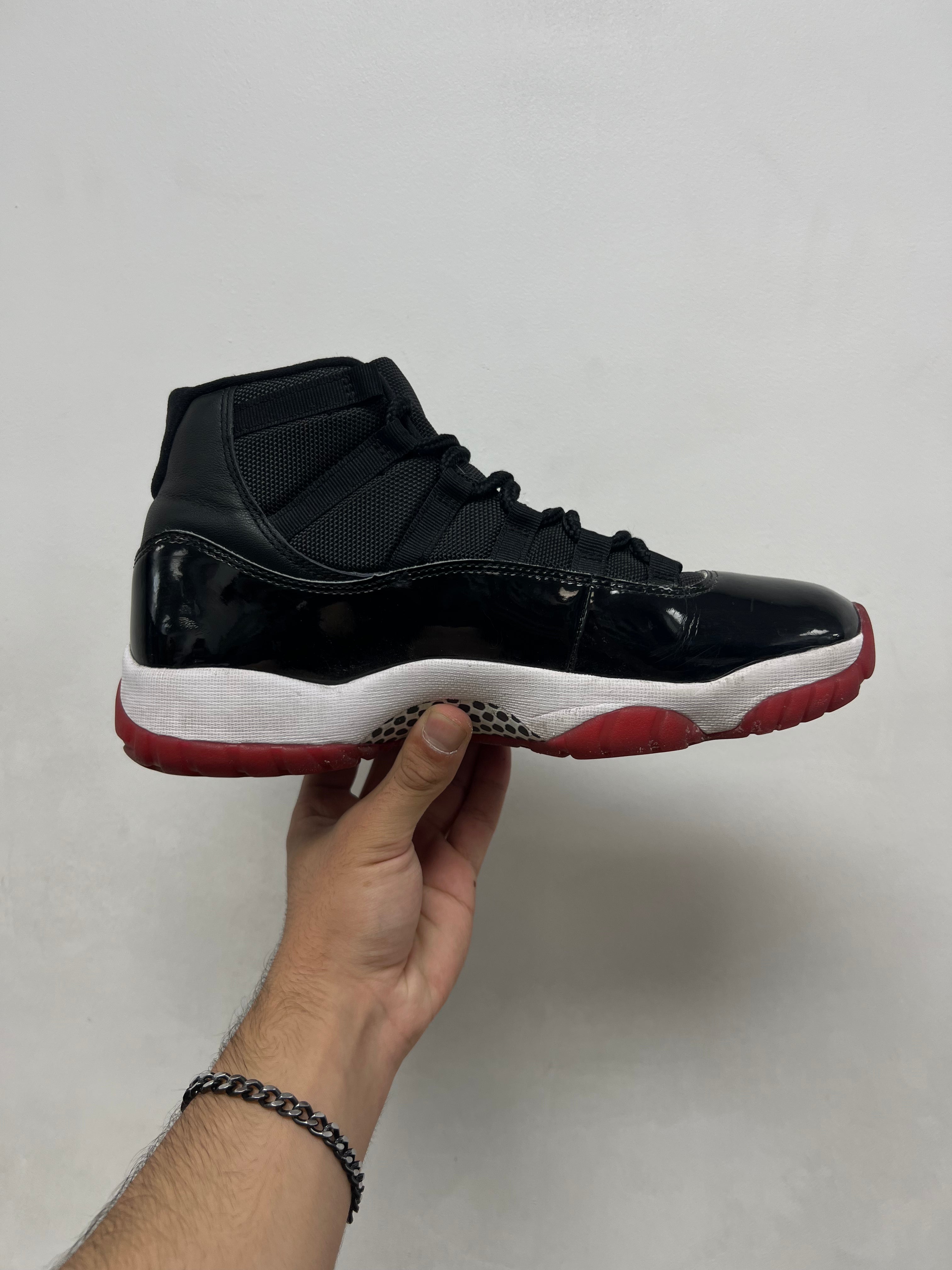Jordan 11 Bred Sneakers