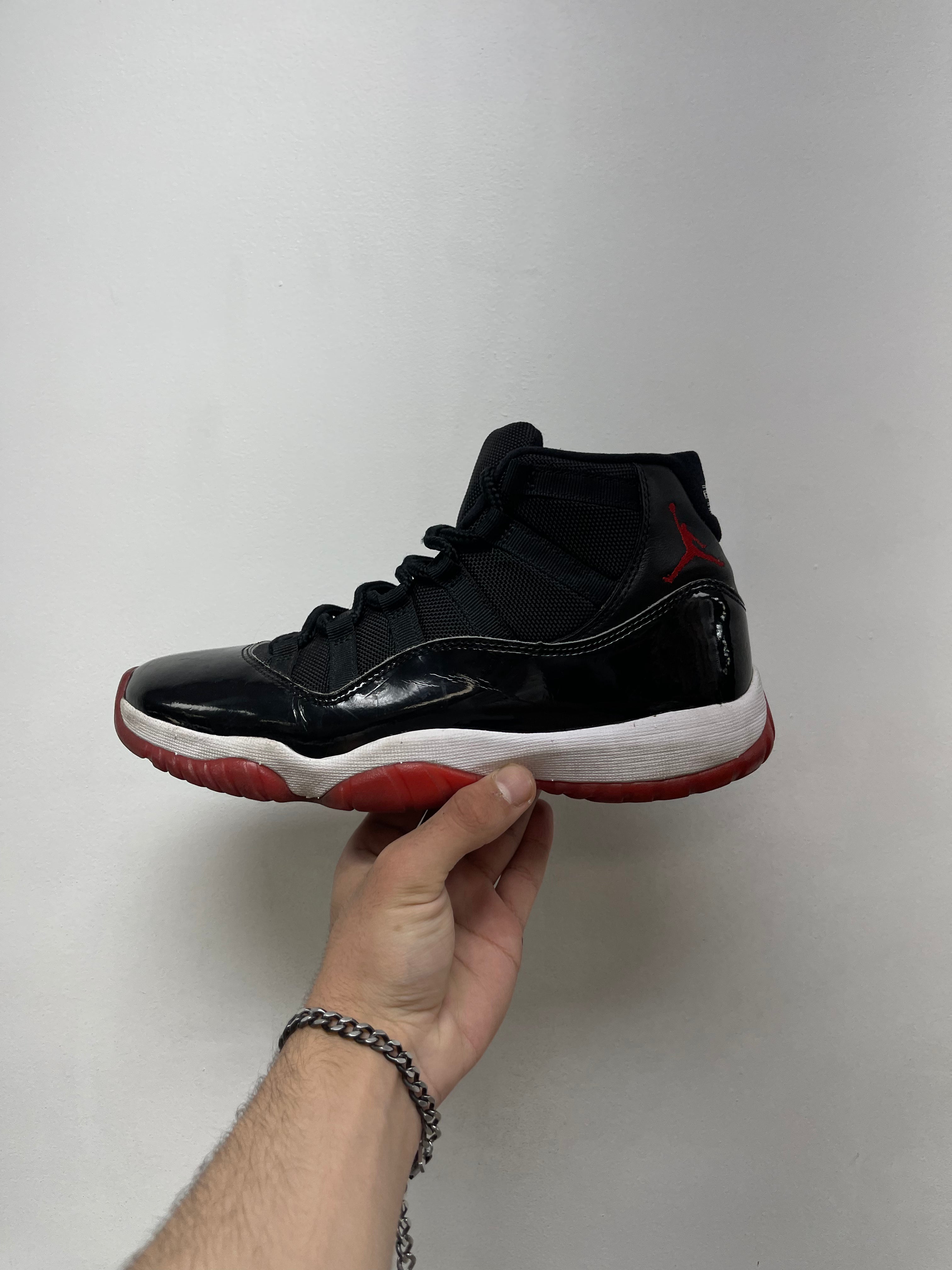 Jordan 11 Bred Sneakers