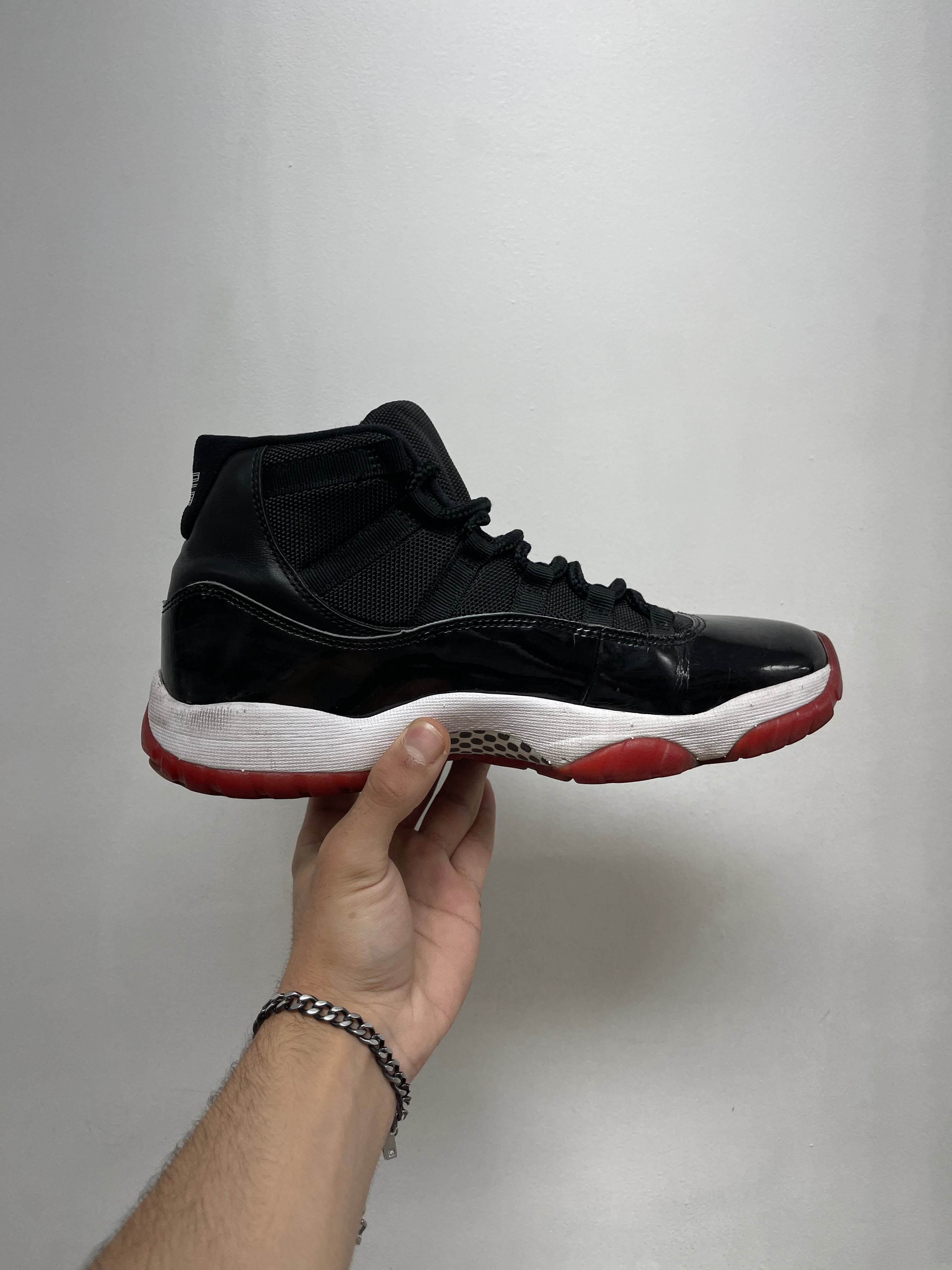 Jordan 11 Bred Sneakers