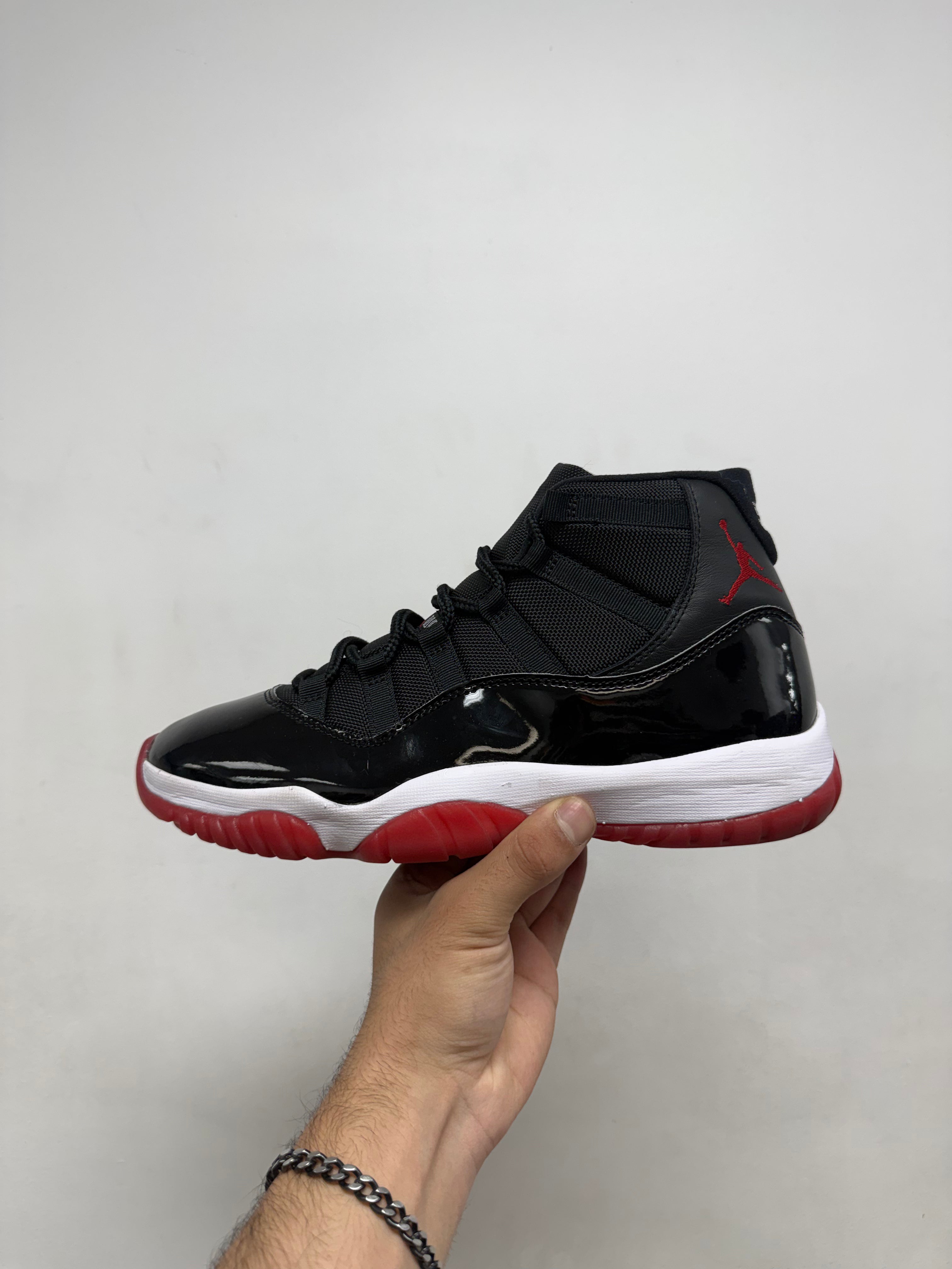 Jordan 11 Bred Sneakers