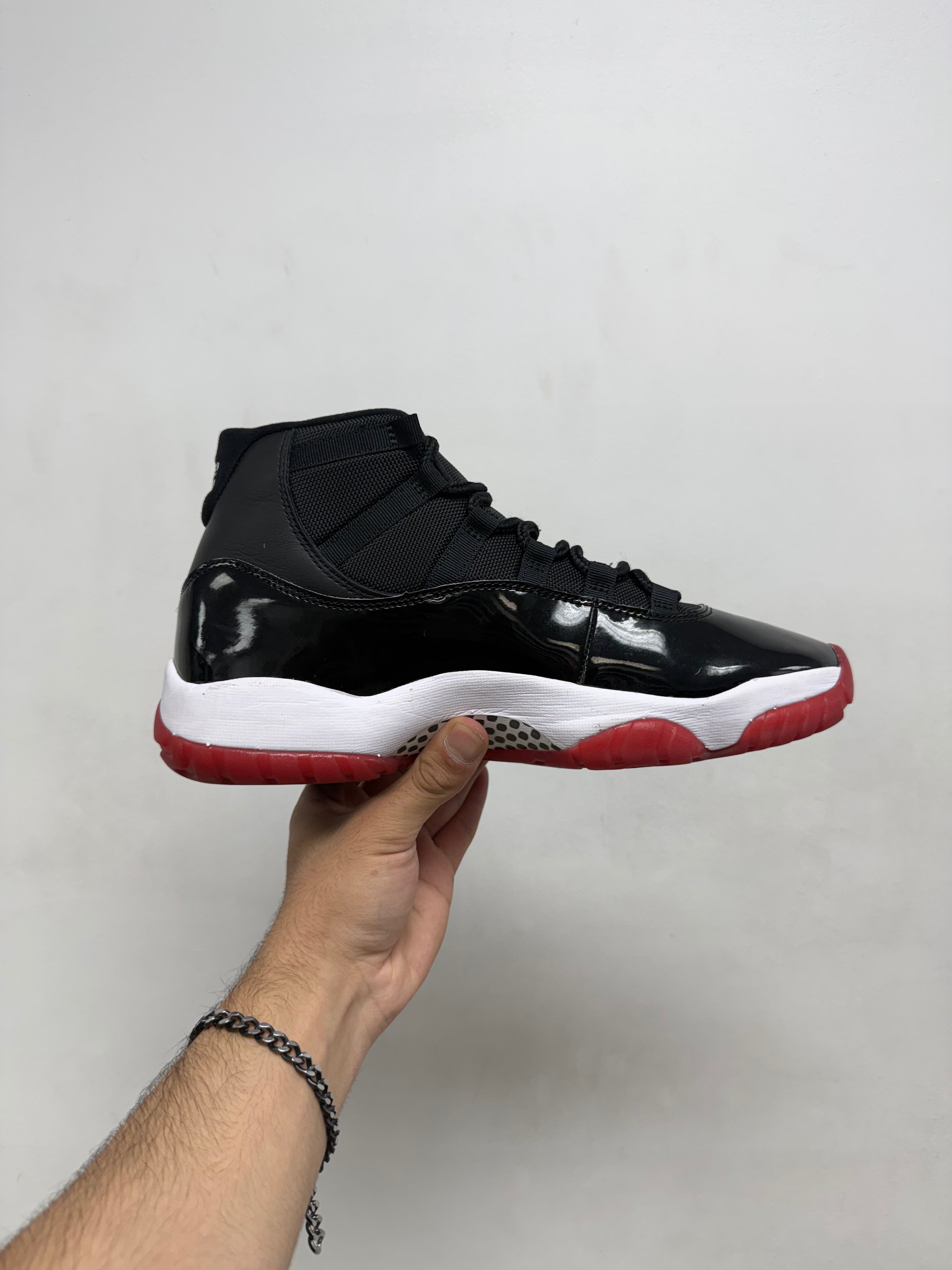 Jordan 11 Bred Sneakers