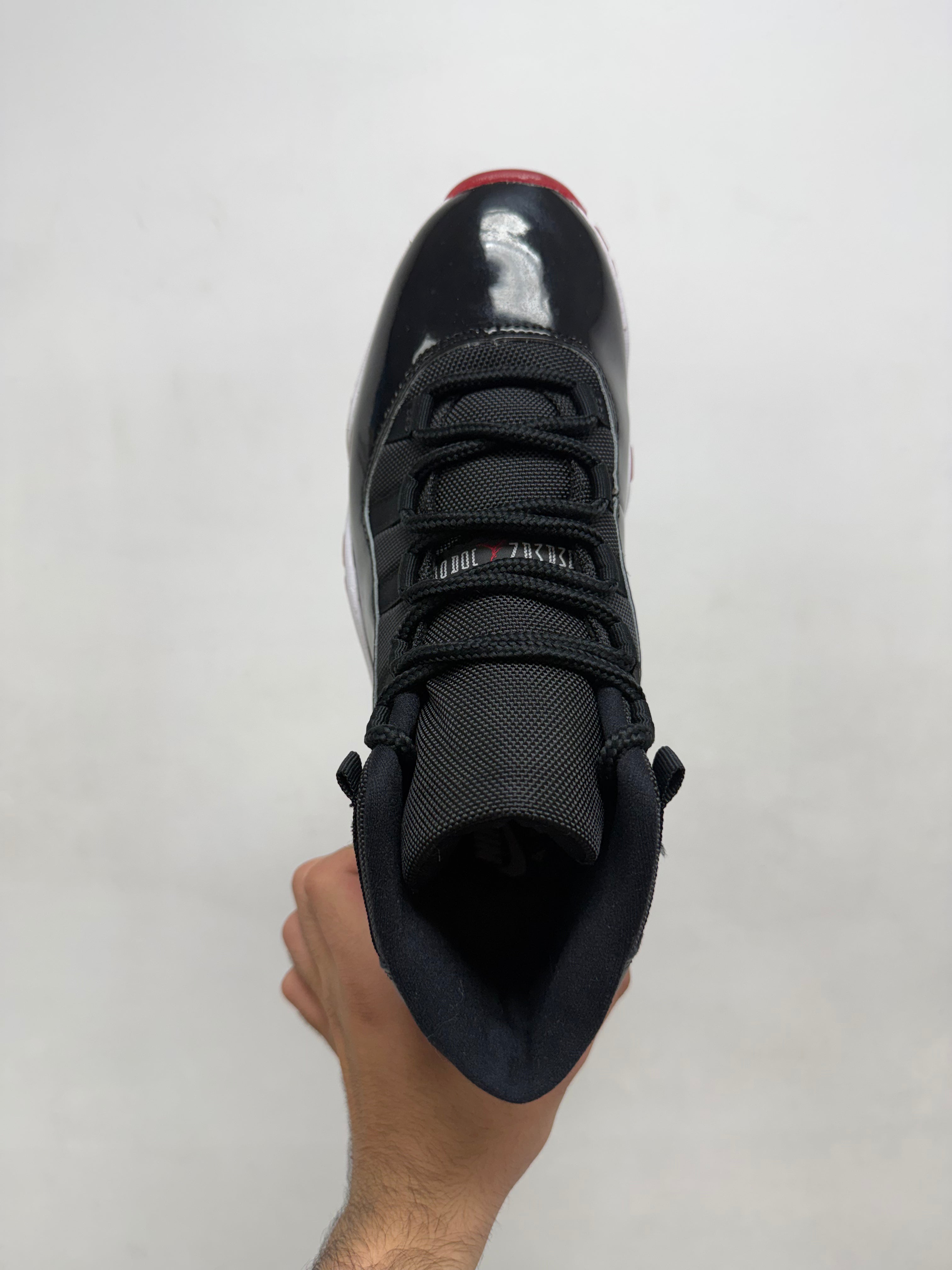 Jordan 11 Bred Sneakers