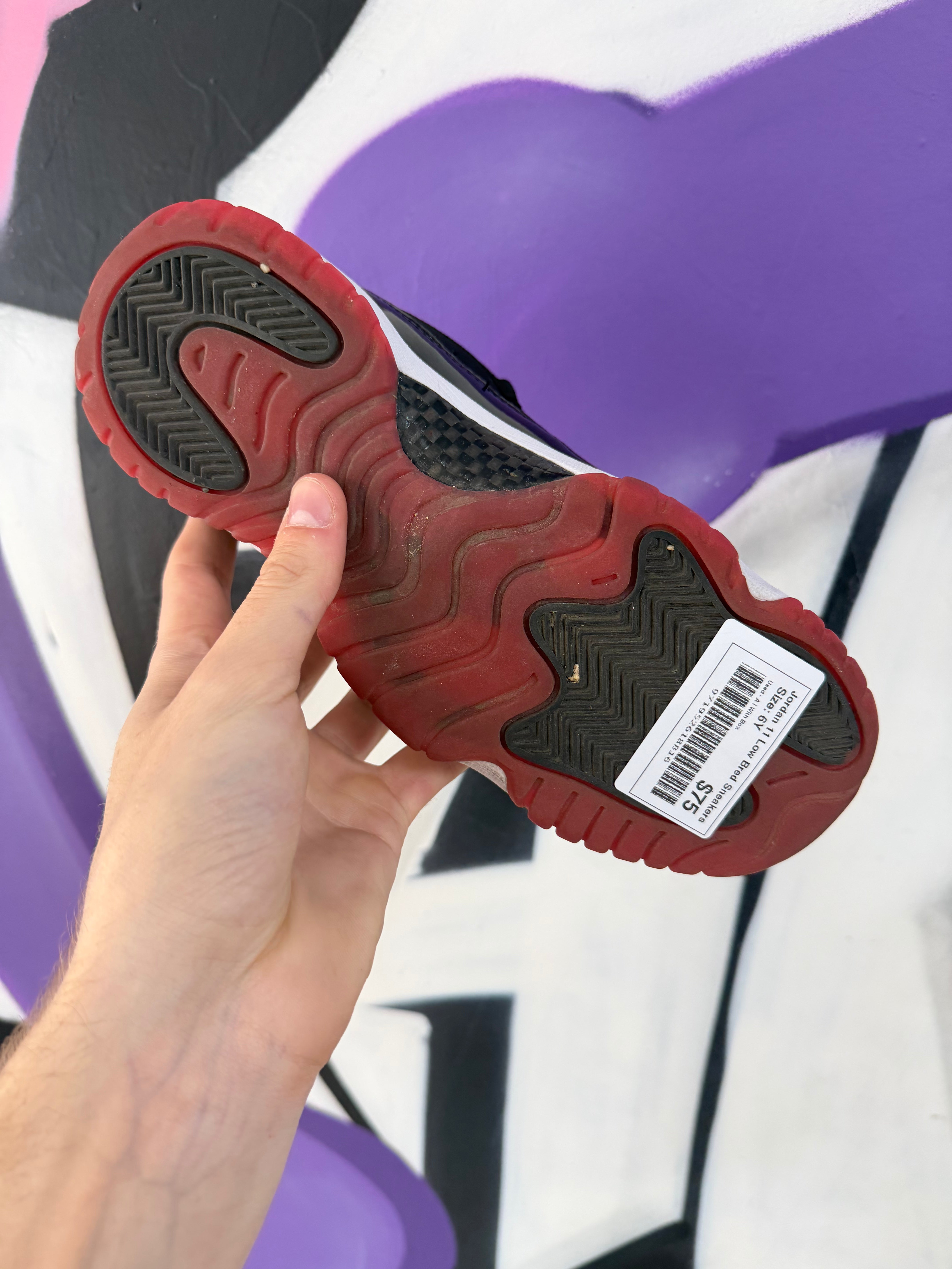 Jordan 11 Low Bred Sneakers