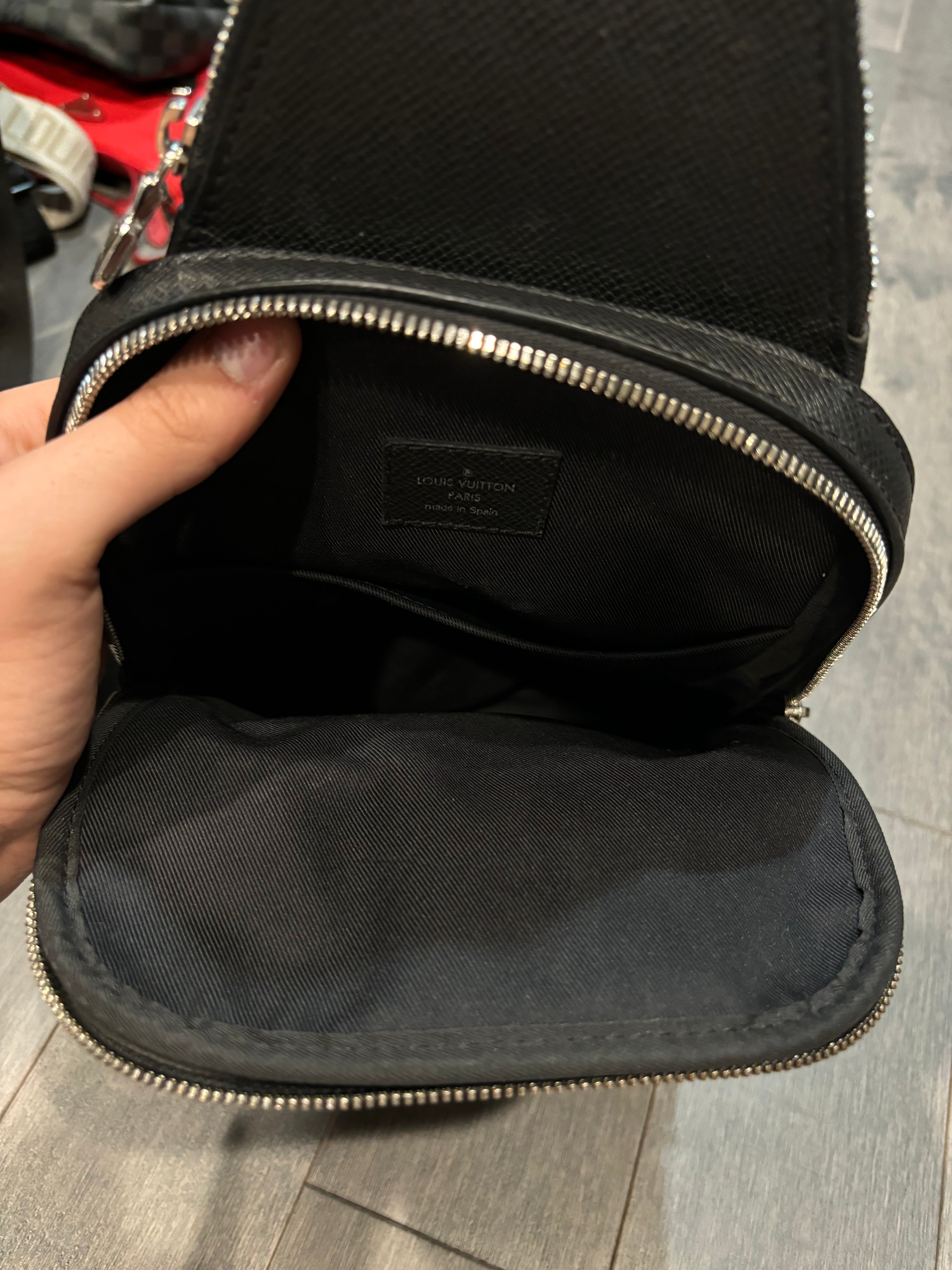 LV Avenue Slingbag NM Infini Leather Used OSFM N/A