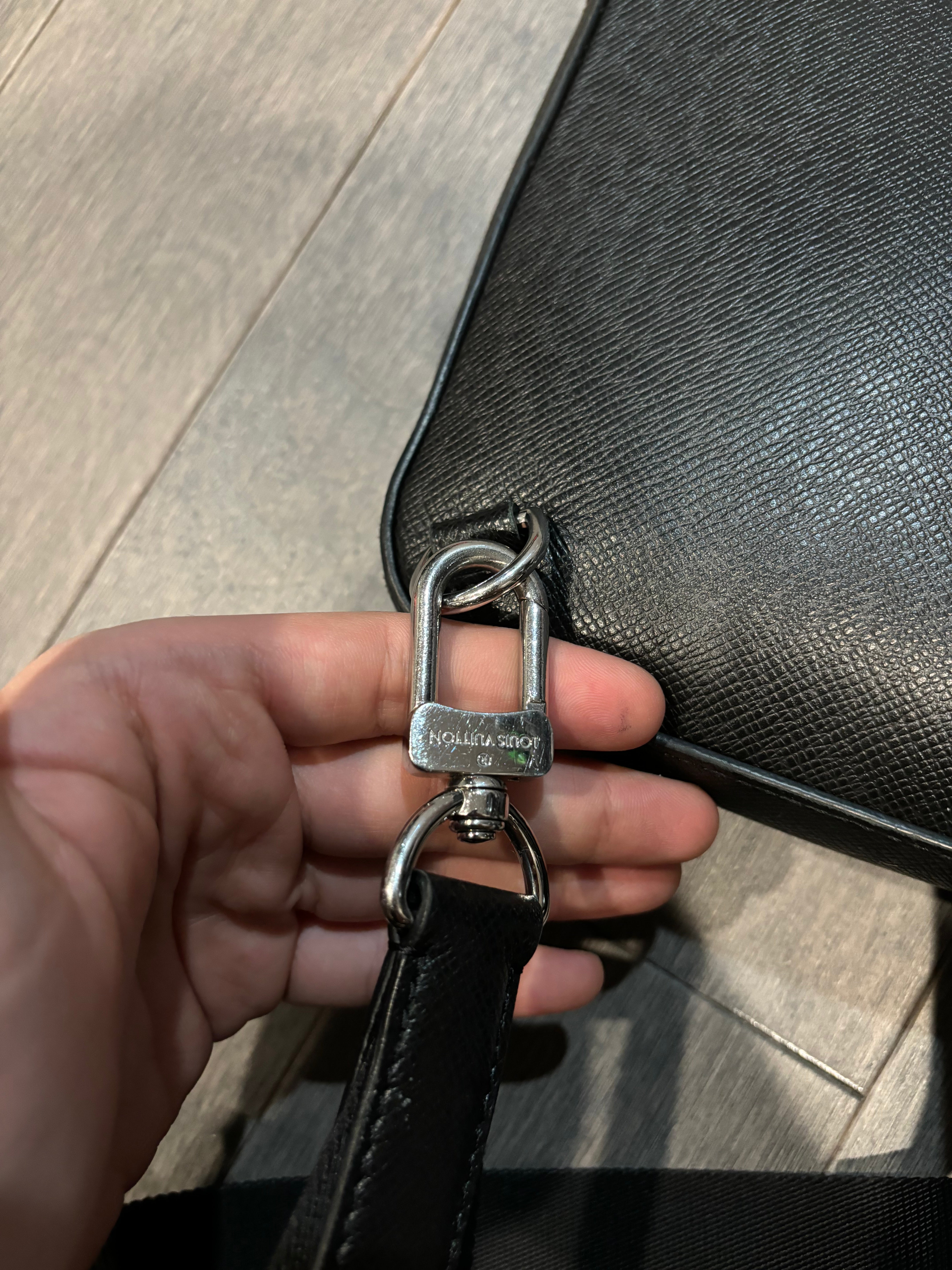 LV Avenue Slingbag NM Infini Leather Used OSFM N/A