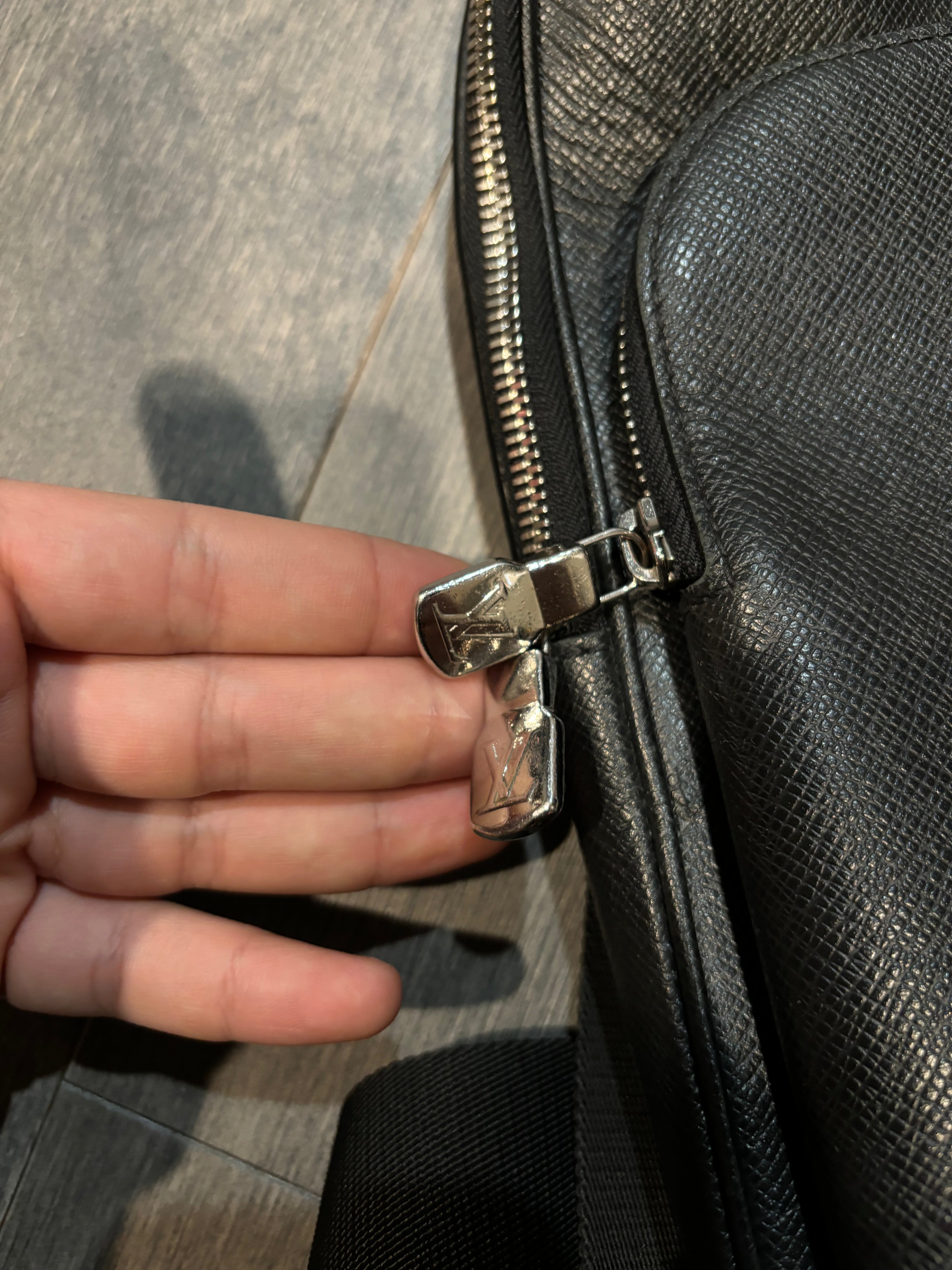 LV Avenue Slingbag NM Infini Leather Used OSFM N/A