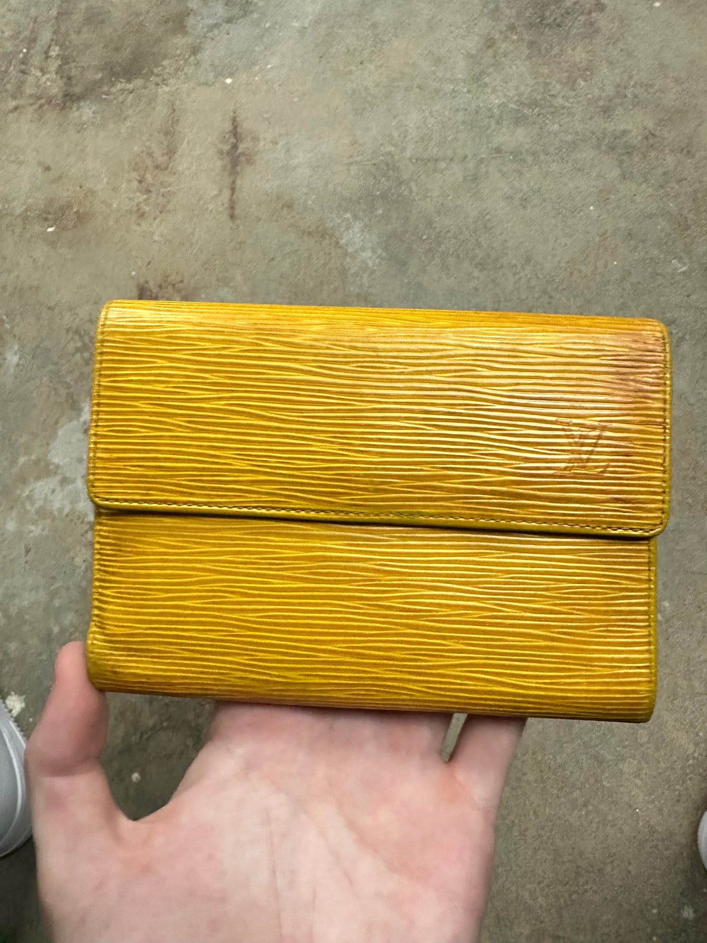 LV Wallet Yellow Used OS