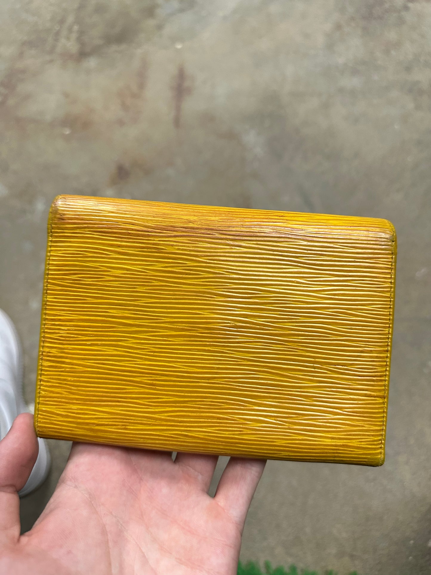 LV Wallet Yellow Used OS