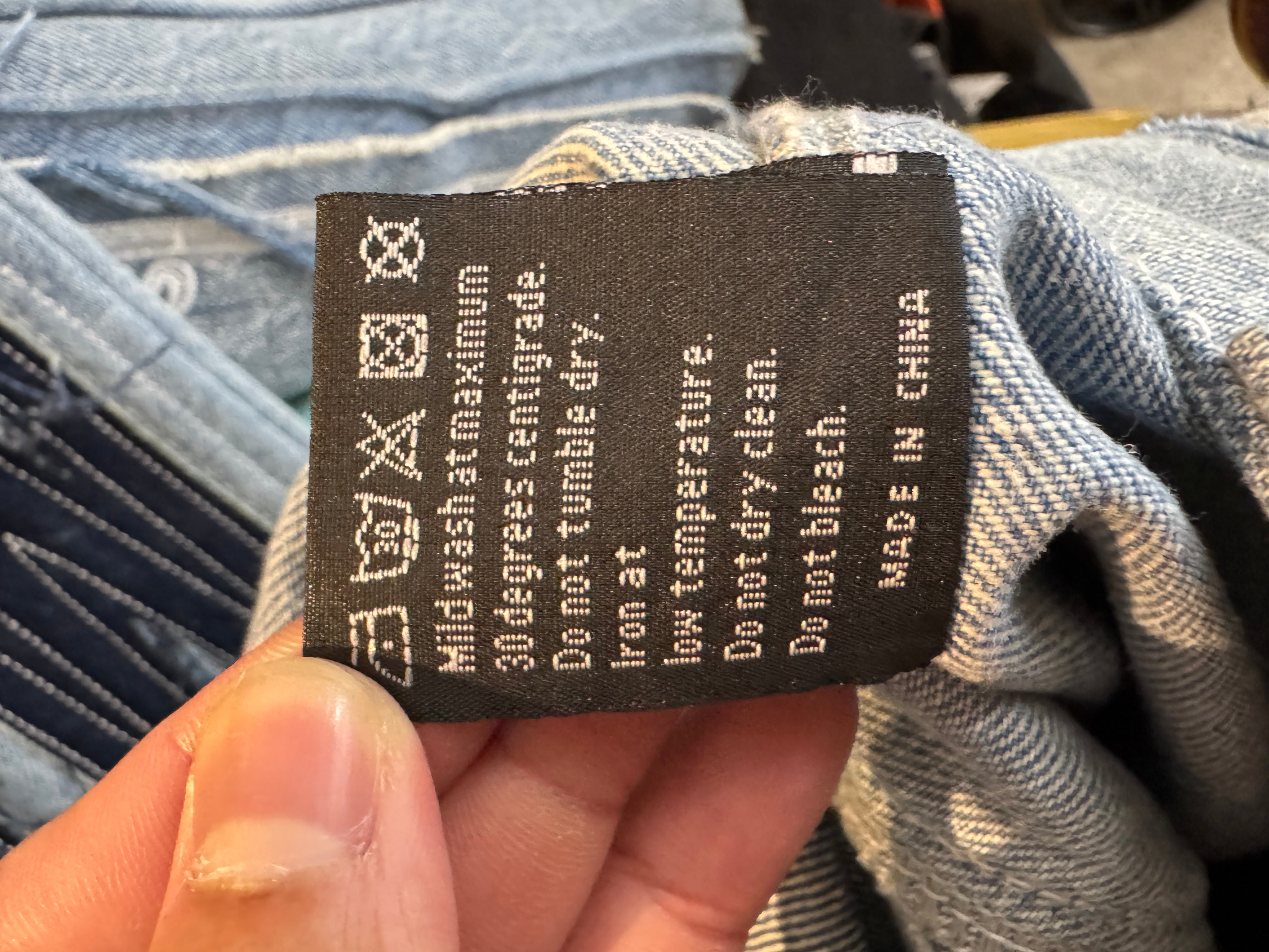 WDW Distressed Ripped Black Knee Blue Jeans